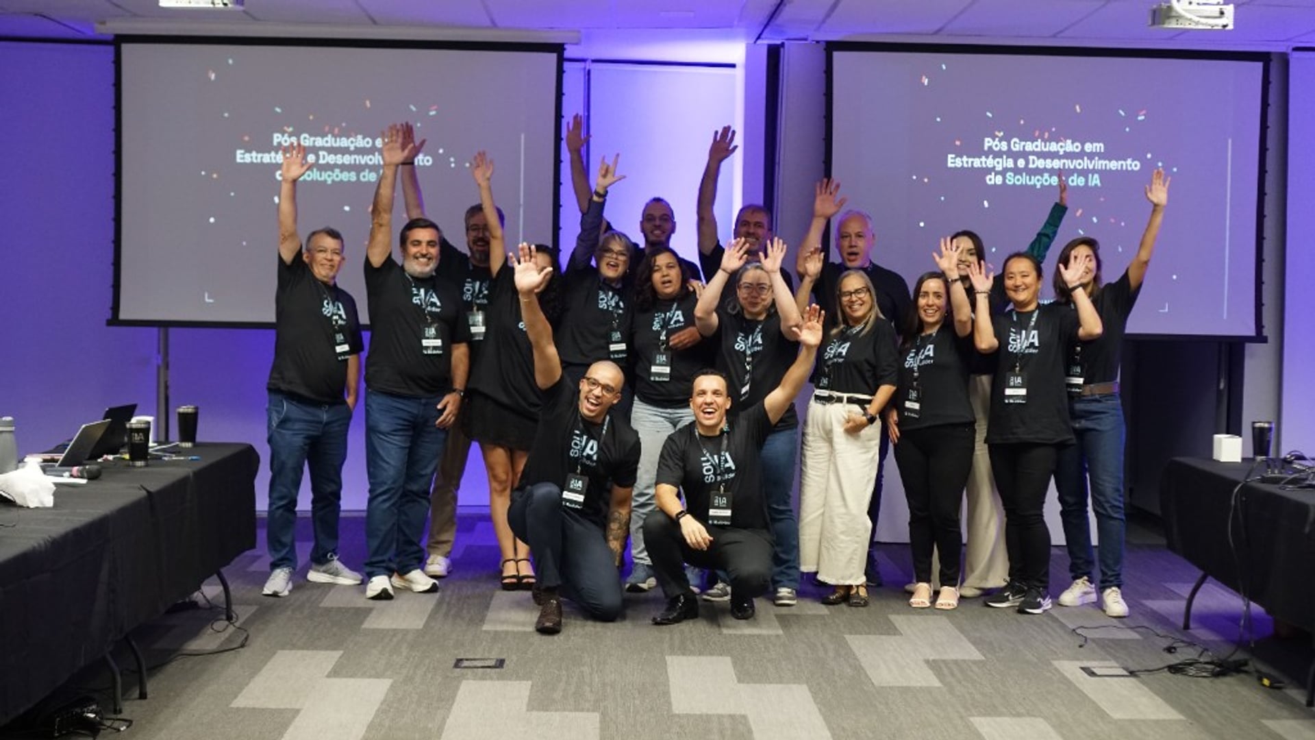 Foto da primeira turma da pós-graduação em encontro presencial